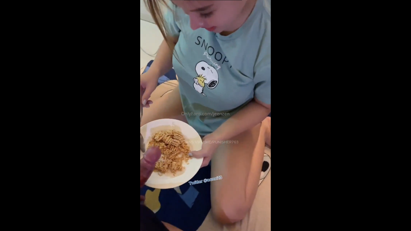 TH-52  มาม่าาา + ไส้กรอกกก